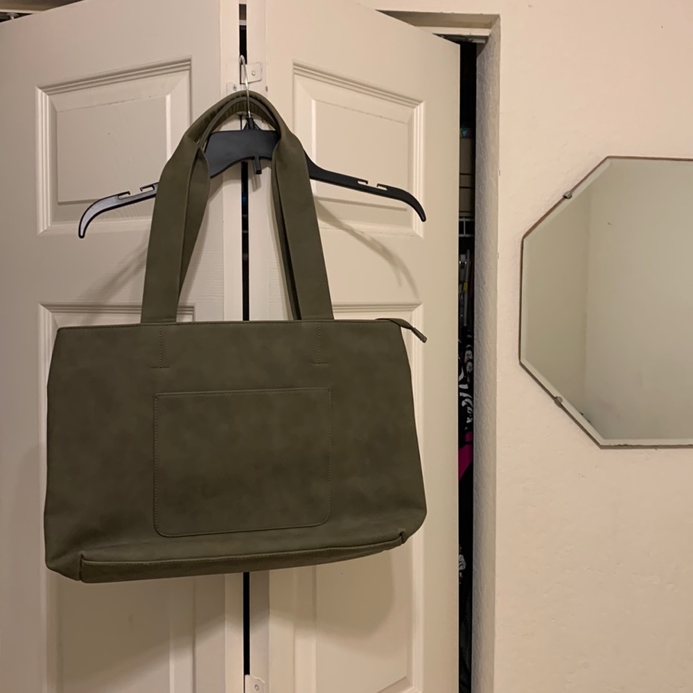 Brand-new, Universal Thread, green purse, large size, multiple pockets